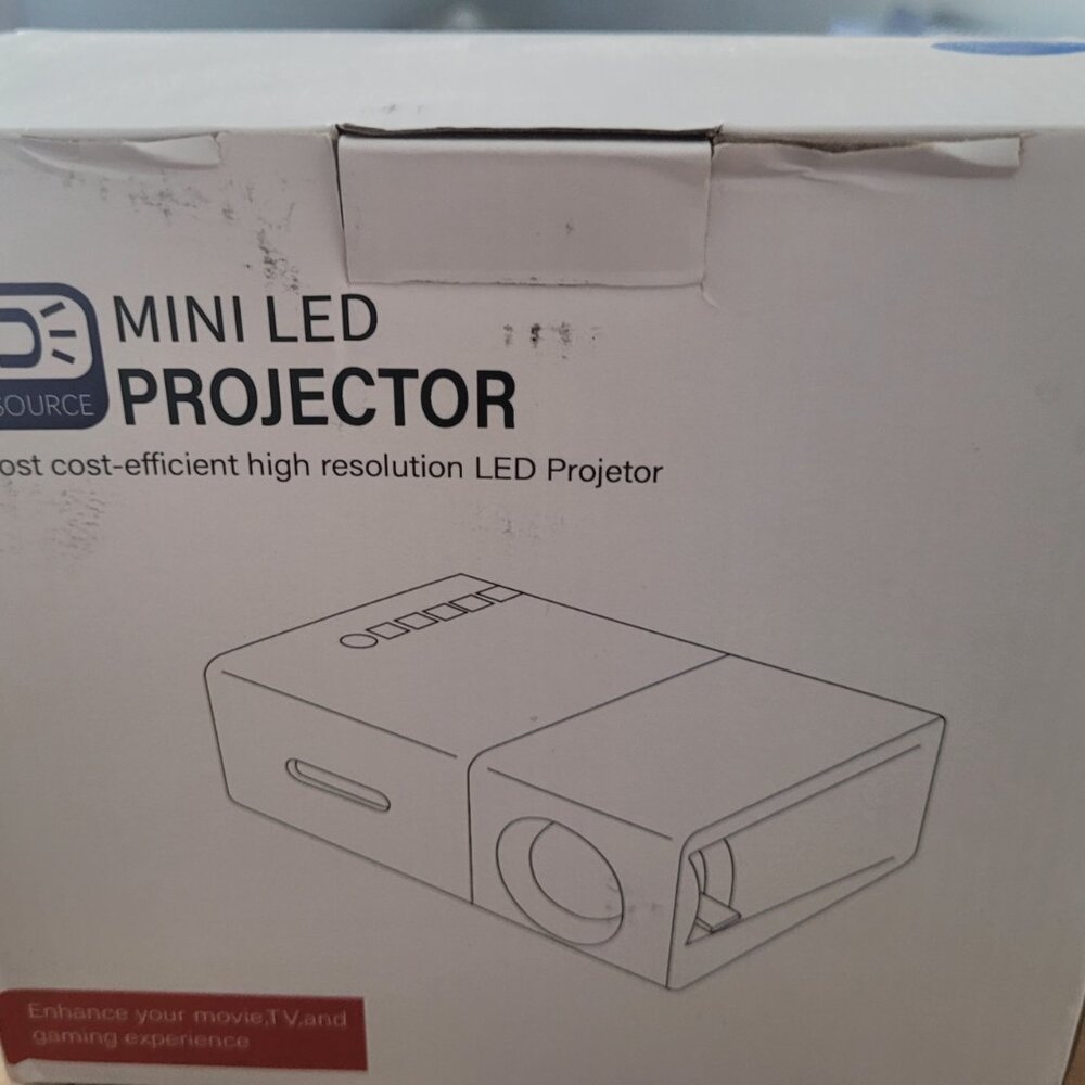 Mini Portable Led Projector - Picture 3 of 3